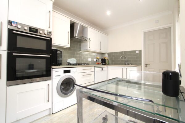 3 Bedrooms, Terraced House, Bromley