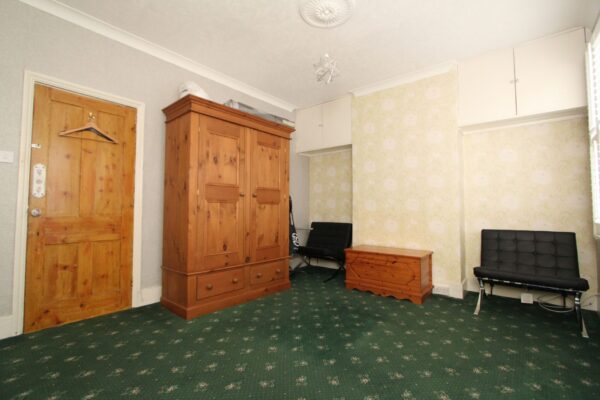 3 Bedrooms, Terraced House, Bromley